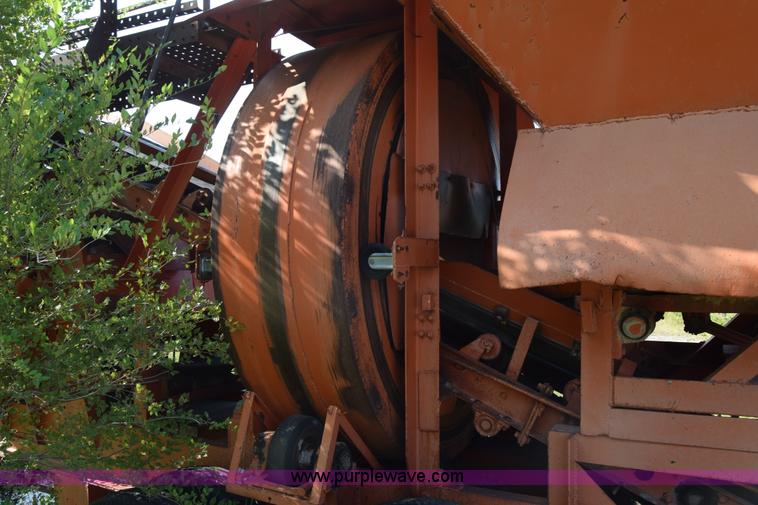 image for item J8194 1960 Universal 880 Junior rock crusher