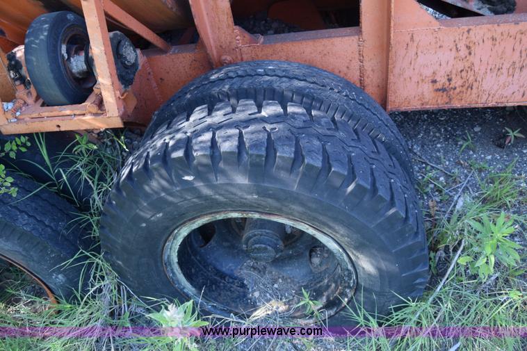 image for item J8194 1960 Universal 880 Junior rock crusher