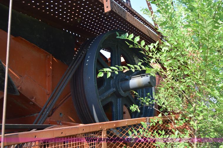 image for item J8194 1960 Universal 880 Junior rock crusher