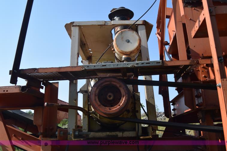 image for item J8194 1960 Universal 880 Junior rock crusher