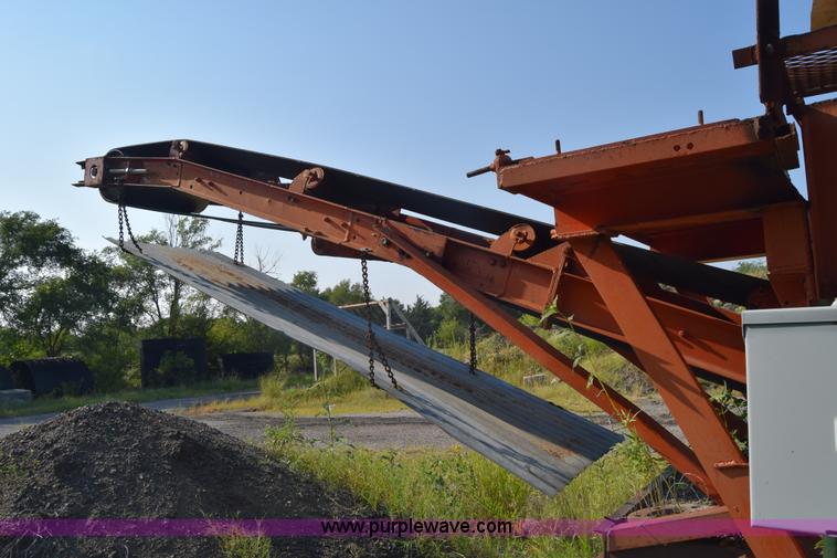 image for item J8194 1960 Universal 880 Junior rock crusher