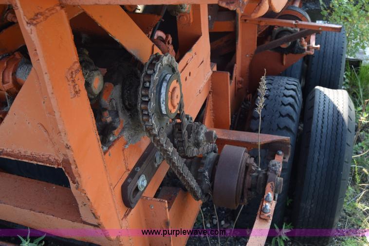 image for item J8194 1960 Universal 880 Junior rock crusher