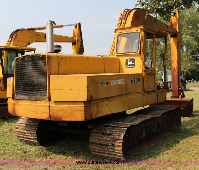 image for item K1119 John Deere 690B excavator