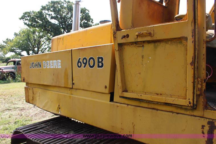 image for item K1119 John Deere 690B excavator