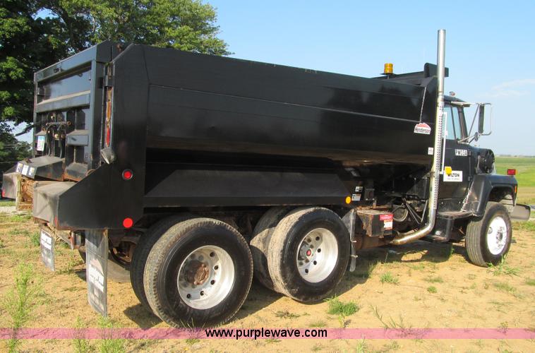 image for item K6329 1995 Ford LN8000 municipal live bottom dump truck