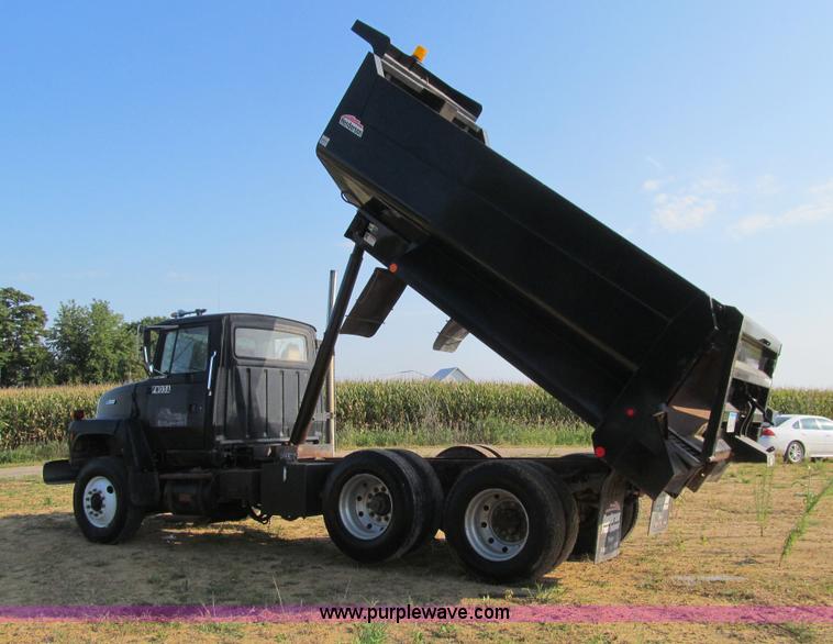 image for item K6329 1995 Ford LN8000 municipal live bottom dump truck