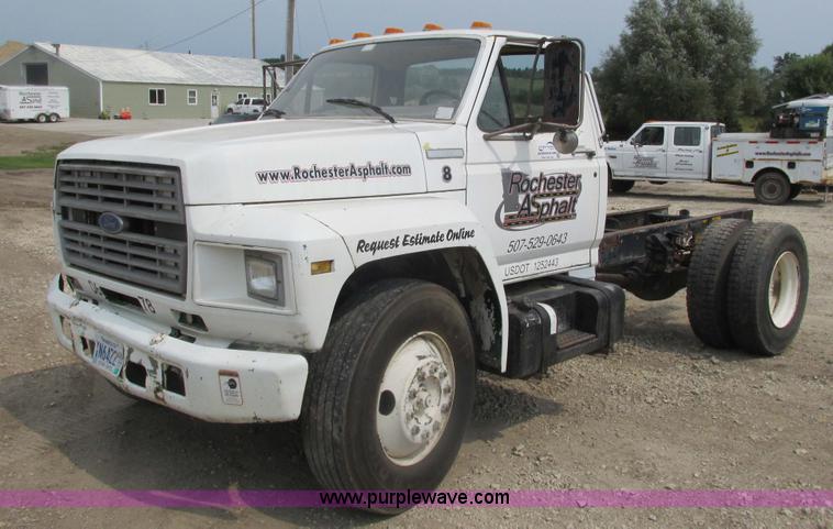 image for item K6616 1995 Ford F700 cab and chassis
