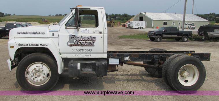 image for item K6616 1995 Ford F700 cab and chassis