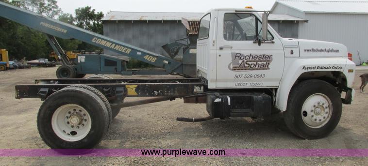 image for item K6616 1995 Ford F700 cab and chassis