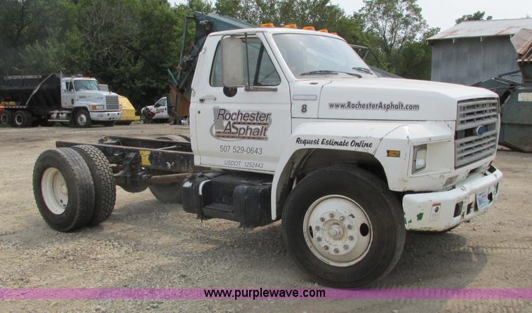 image for item K6616 1995 Ford F700 cab and chassis