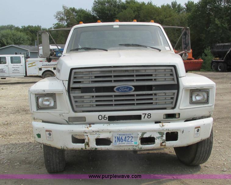 image for item K6616 1995 Ford F700 cab and chassis