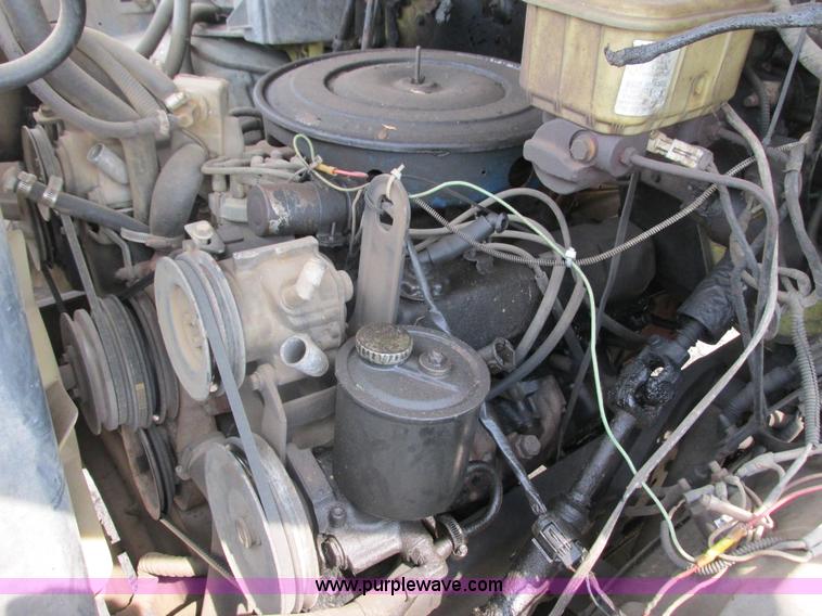 image for item K6616 1995 Ford F700 cab and chassis