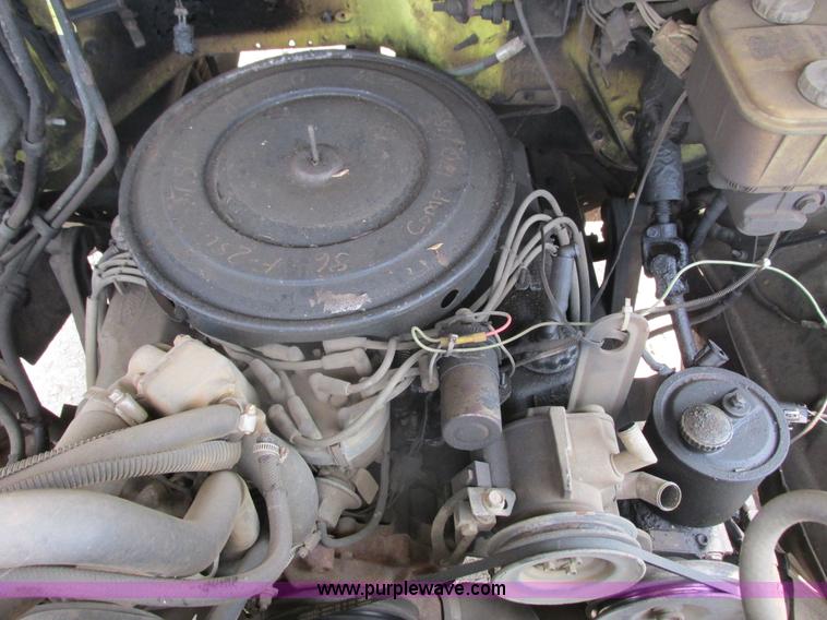 image for item K6616 1995 Ford F700 cab and chassis