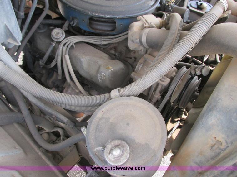 image for item K6616 1995 Ford F700 cab and chassis