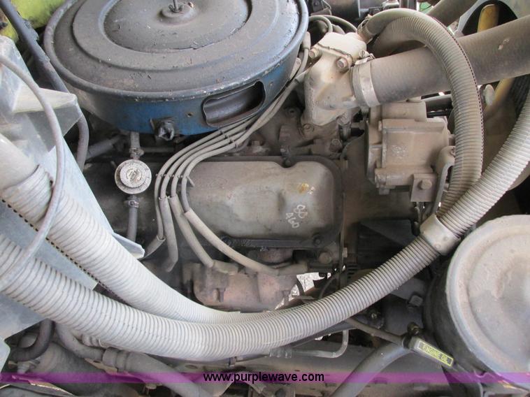 image for item K6616 1995 Ford F700 cab and chassis