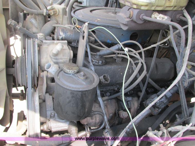 image for item K6616 1995 Ford F700 cab and chassis