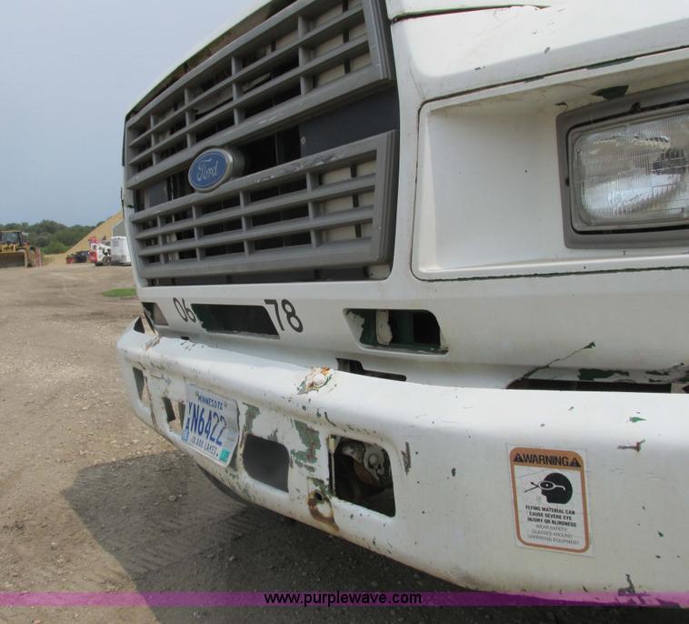 image for item K6616 1995 Ford F700 cab and chassis