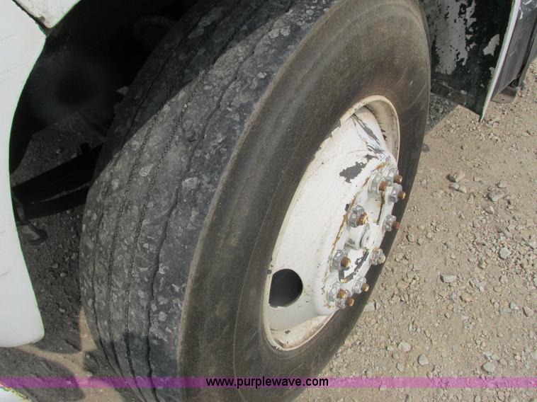 image for item K6616 1995 Ford F700 cab and chassis