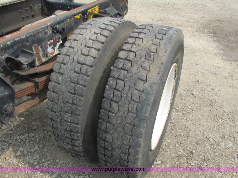 image for item K6616 1995 Ford F700 cab and chassis