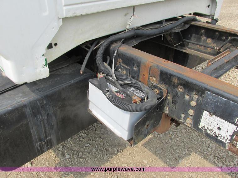 image for item K6616 1995 Ford F700 cab and chassis