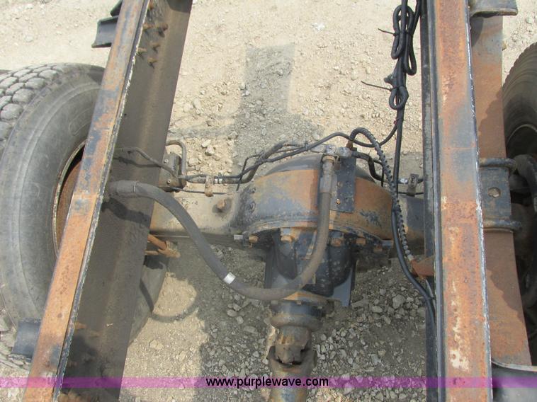 image for item K6616 1995 Ford F700 cab and chassis