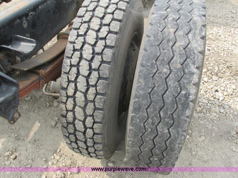 image for item K6616 1995 Ford F700 cab and chassis