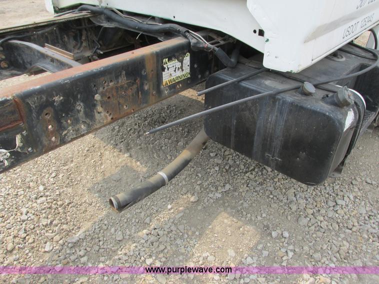 image for item K6616 1995 Ford F700 cab and chassis