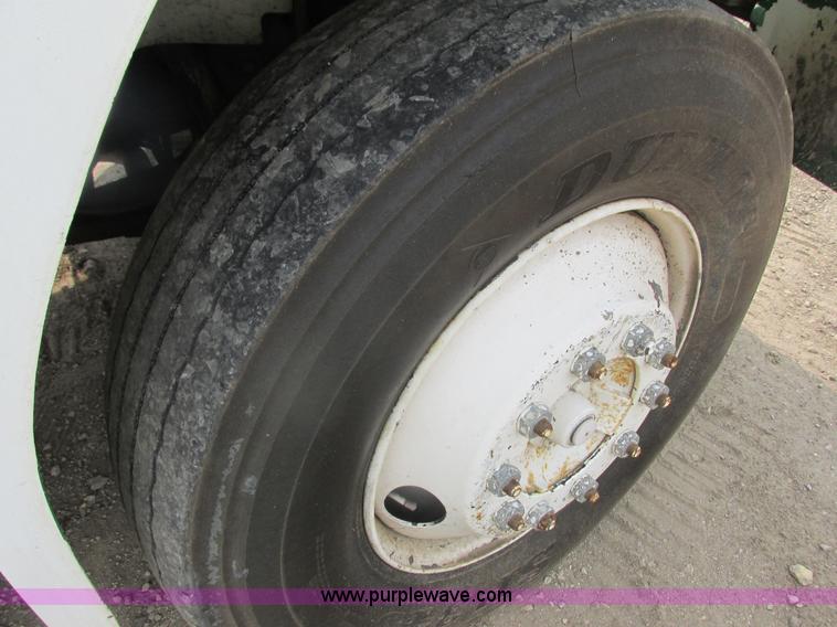 image for item K6616 1995 Ford F700 cab and chassis