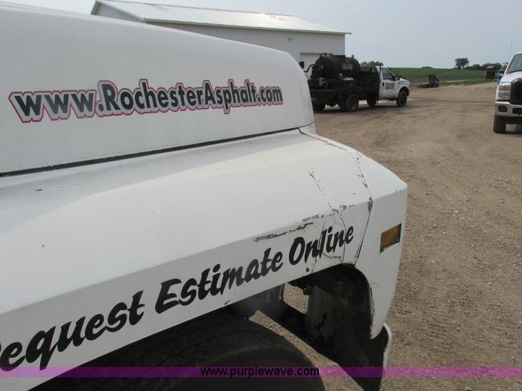 image for item K6616 1995 Ford F700 cab and chassis