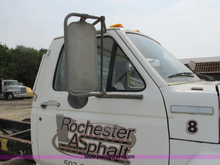 image for item K6616 1995 Ford F700 cab and chassis