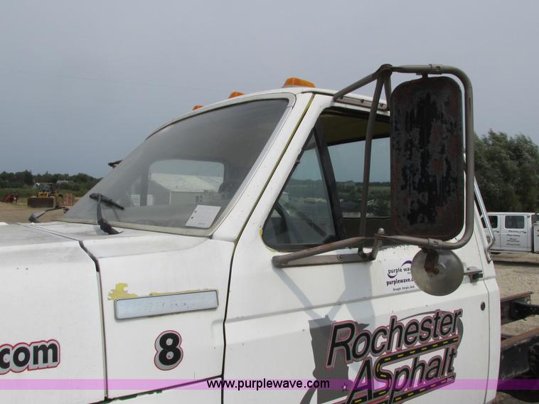 image for item K6616 1995 Ford F700 cab and chassis