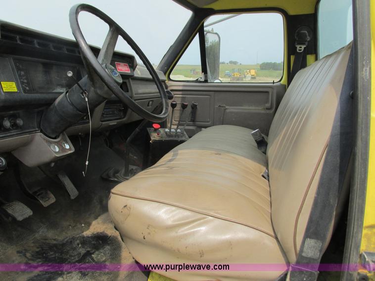 image for item K6616 1995 Ford F700 cab and chassis