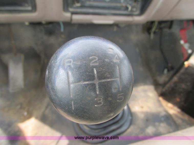 image for item K6616 1995 Ford F700 cab and chassis