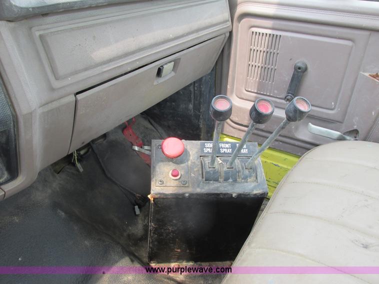 image for item K6616 1995 Ford F700 cab and chassis