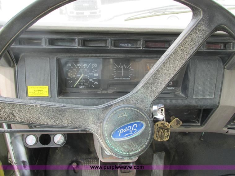 image for item K6616 1995 Ford F700 cab and chassis