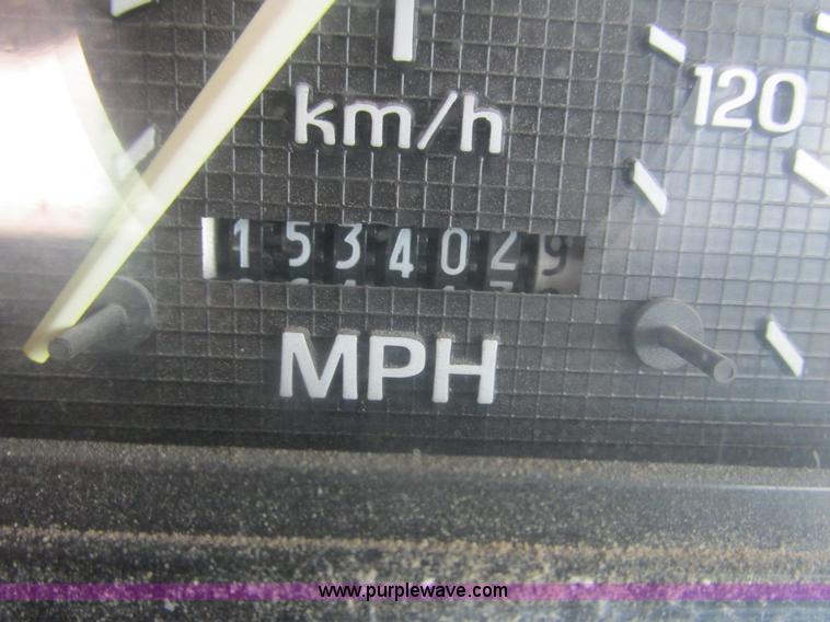 image for item K6616 1995 Ford F700 cab and chassis