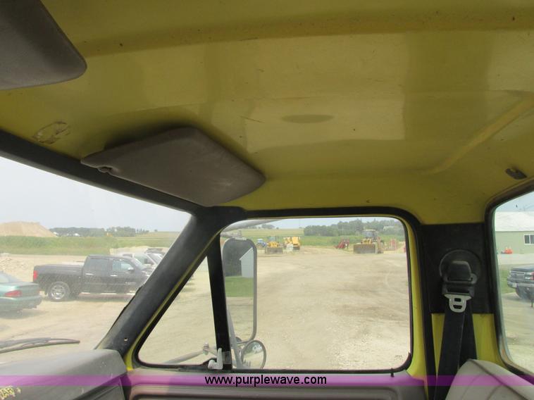 image for item K6616 1995 Ford F700 cab and chassis