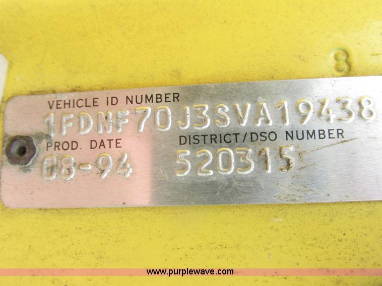 image for item K6616 1995 Ford F700 cab and chassis