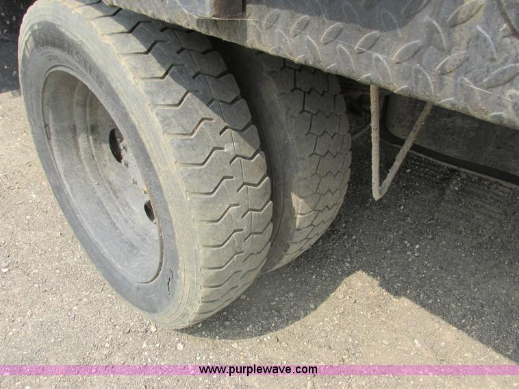 image for item K6618 2000 Ford F450 Super Duty flatbed truck