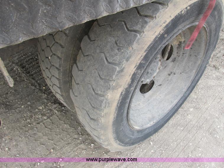 image for item K6618 2000 Ford F450 Super Duty flatbed truck