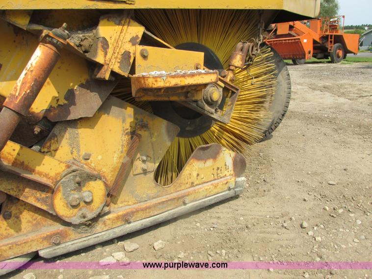 image for item K6622 Elgin White Wing sweeper