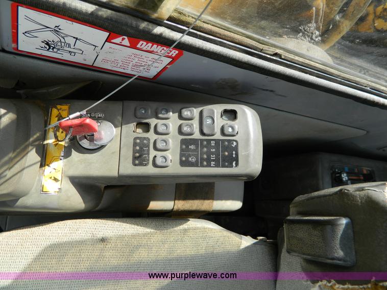 image for item K8173 1994 John Deere 690E LC excavator