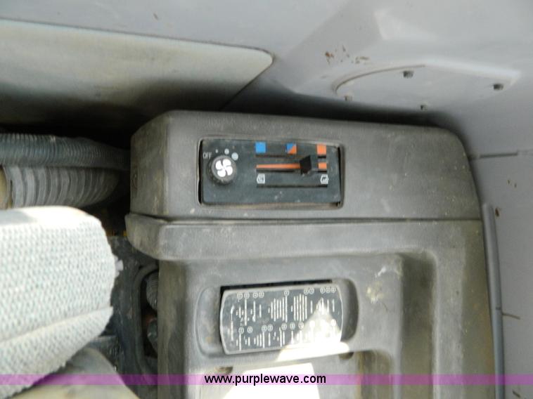 image for item K8173 1994 John Deere 690E LC excavator