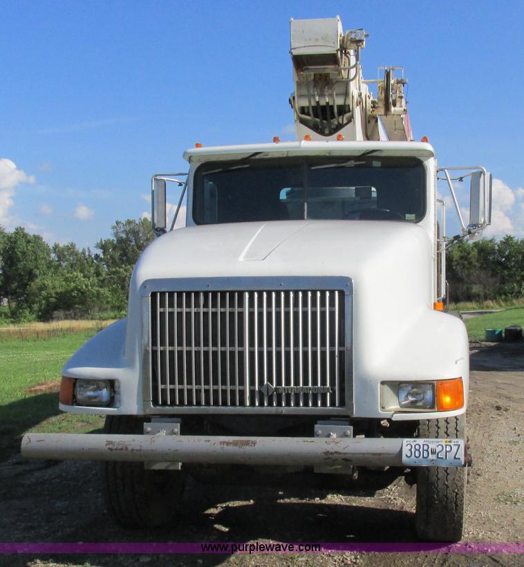 image for item L4015 1993 International 9400 crane truck