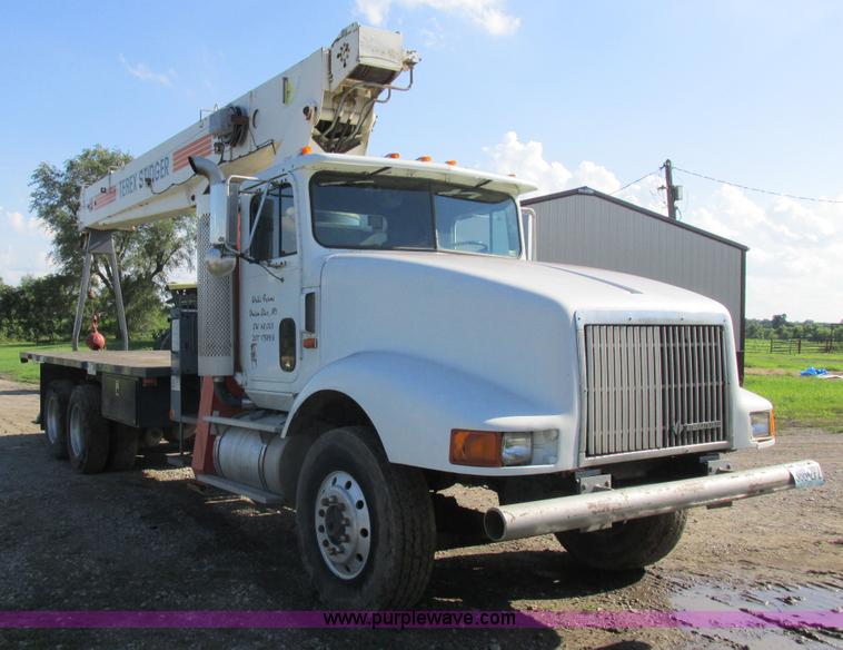 image for item L4015 1993 International 9400 crane truck
