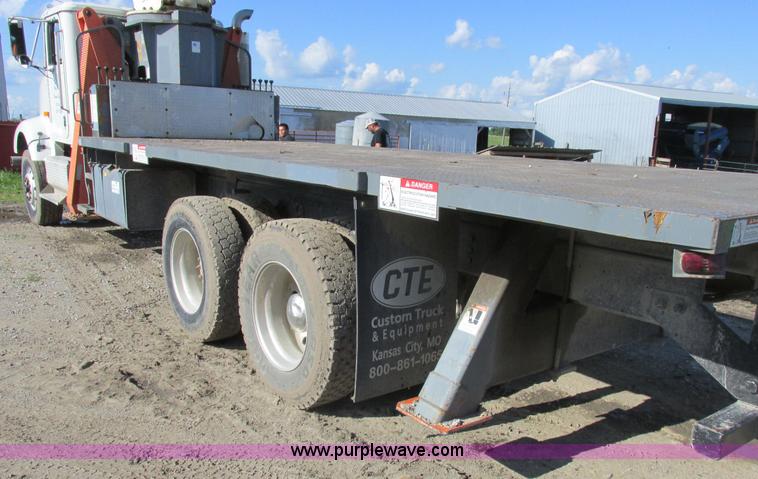image for item L4015 1993 International 9400 crane truck