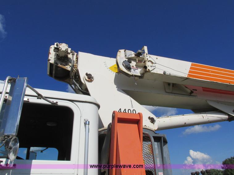 image for item L4015 1993 International 9400 crane truck