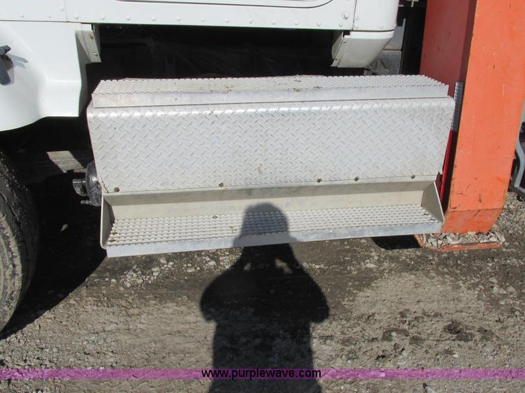 image for item L4015 1993 International 9400 crane truck