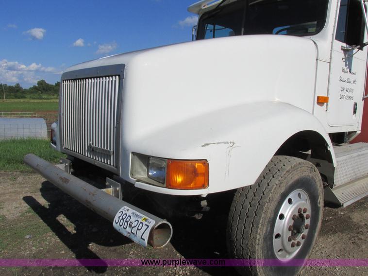 image for item L4015 1993 International 9400 crane truck