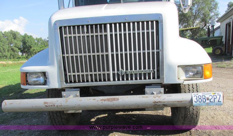 image for item L4015 1993 International 9400 crane truck